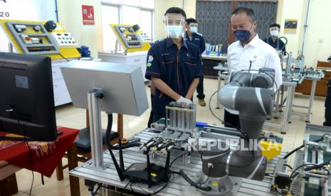 Menteri Perindustrian Agus Gumiwang melihat alat praktikum mekatronika di SMK-SMTI Yogyakarta, Rabu (19/5). SMK-SMTI menjadi salah satu tempat perakitan alat deteksi Covid-19 GeNose C19 melalui konsorsium pengembang GeNose C19. Ini menjadi salah satu kerjasama antara unit pendidikan dan industri melalui pengembangan pembelajaran. Sehingga menunjukkan bahwa pendidikan vokasi saat ini sudah menjawab kebutuhan industri saat ini. Hingga kini 5 ribu unit GeNose C19 sudah dirakit di SMK-SMTI Yogyakarta.