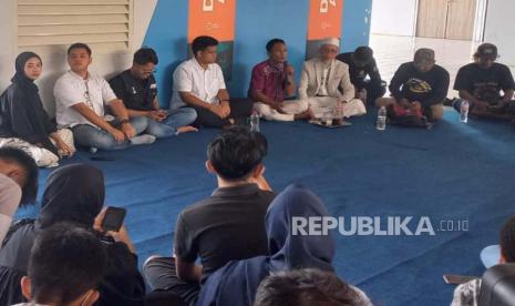 Putra capres Anies Rasyid Baswedan, Mikail Azizi mendengarkan cerita warga Kampung Bayam di Kampung Susun Bayam, Kelurahan Papanggo, Kecamatan Tanjung Priok, Jakarta Utara, Kamis (1/2/2024). 