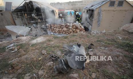 Petugas pemadam kebakaran bekerja di kamp Maram untuk pengungsi internal setelah penembakan di kamp di barat laut provinsi Idlib, Suriah, 06 November 2022. Menurut kelompok oposisi Pertahanan Sipil Suriah dari White Helmets, setidaknya enam orang tewas dan puluhan terluka dalam penembakan itu, diduga dilakukan oleh pasukan pemerintah yang menargetkan setidaknya enam kamp di daerah yang dikuasai pemberontak Suriah utara.