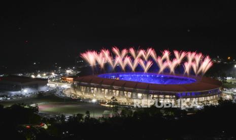 Suasana pertunjukkan kembang api saat Upacara Penutupan PON Papua di Stadion Lukas Enembe, Kampung Harapan, Sentani, Kabupaten Jayapura, Papua, Jumat (15/10/2021). 