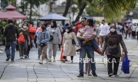 Pengunjung saat berwisata di kompleks Kota Tua, Jakarta.