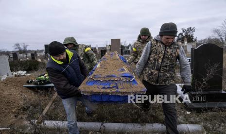 Pejabat pemerintah Ukraina mengatakan satu orang tewas dan 16 terluka dalam serangan Rusia di seluruh Ukraina.