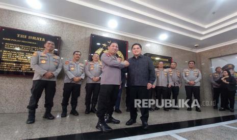 Kapolri Jenderal Listyo Sigit Prabowo (kiri) dan Ketua Umum Persatuan Sepak bola Seluruh Indonesia (PSSI) Erick Thohir saat konferensi pers di Mabes Polri di Jakarta, Senin (26/6/2023).