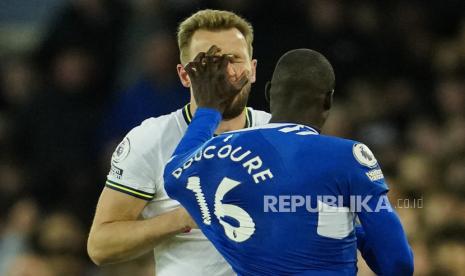 Pemain Tottenham  Harry Kane didorong oleh pemain Everton Abdoulaye Doucoure pada pertandingan sepak bola Liga Premier Inggris antara Everton dan Tottenham Hotspur di stadion Goodison Park di Liverpool, Inggris, Selasa (4/4/2023) dini hari WIB.