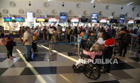 Calon penumpang antre untuk melapor diri di Bandara Kualanamu, Deli Serdang, Sumatera Utara, Jumat (29/4/2022).  PT Angkasa Pura II cabang Kualanamu mencatat jumlah penumpang pada H-3 Hari Raya Idul Fitri 1443 H mencapai 17.451 orang atau mengalami peningkatan sebesar 25 persen dibandingkan hari biasanya yang berkisar 12.000 hingga 13.000 orang per hari. 