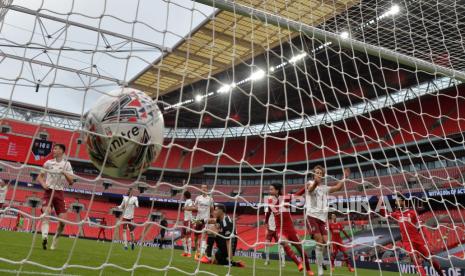 Pemain Liverpool, Takumi Minamino mencetak gol saat menghadapi Arsenal di laga Community Shield.