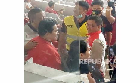 Ketum PSSI Erick Thohir menyapa sekaligus berfoto bersama suporter di Stadion Utama Gelora Bung Karno, Jakarta, Senin (19/6/2023). 