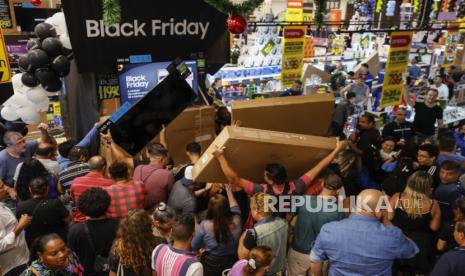 Warga memborong berbagai barang dalam diskon tahunan Black Friday.