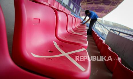 Petugas membersihkan bangku stadion di Stadion Sport Center Kelapa Dua, Kabupaten Tangerang, Banten, Senin (6/7/2020). Stadion yang menjadi markas tim Persita Tangerang tersebut tetap melakukan perawatan meski kompetisi Liga 1 masih diliburkan akibat pandemi COVID-19 dan belum dibuka untuk umum. ANTARA FOTO/Fauzan/wsj.