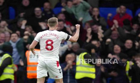 PemainSouthampton James Ward-Prowse merayakan setelah mencetak gol pembuka timnya pada pertandingan sepak bola Liga Premier Inggris antara Chelsea dan Southampton di stadion Stamford Bridge di London, Sabtu (18/2/2023). 