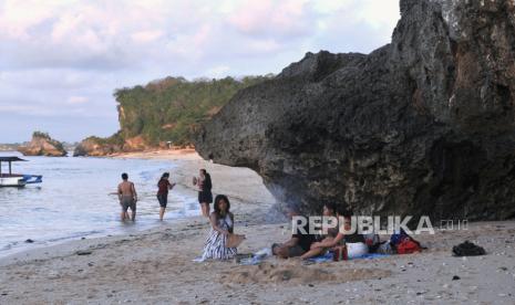 Sejumlah wisatawan mengunjungi kawasan Pantai Thomas, Padang-Padang, Badung, Bali. Wisatawan yang akan naik pesawat ke Bali wajib melakukan tes PCR H-2 sebelum penerbangan ke Bali. 