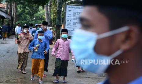 Santri bersiap mengikuti proses belajar mengajar  di Pondok Pesantren Mambaul Ulum, Bata-Bata,  Pamekasan, Jawa Timur, (ilustrasi).