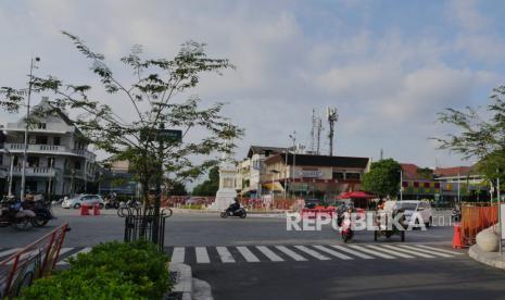 Kendaraan melintas usai pembukaan penyekatan jalan di kawasan simpang Tugu Pal Putih, Yogyakarta, Jumat (1/10). Hampir tiga bulan kawasan Tugu atau akses Jalan Margo Utomo dilakukan penyekatan. Dengan turunnya status Yogyakarta menjadi PPKM Level 3 penyekatan mulai dicabut.