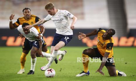  Pemain tengah Manchester City Kevin De Bruyne, mengambil bola dari Willy Boly Wolverhampton Wanderers, kanan, saat pertandingan sepak bola Liga Utama Inggris antara Wolverhampton Wanderers dan Manchester City di Stadion Molineux di Wolverhampton, Inggris, Senin, 21 September 2020.