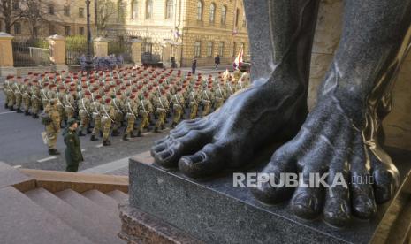 Pasukan berbaris melewati kaki patung Atlas yang terkenal di museum State Hermitage untuk menghadiri latihan parade militer Hari Kemenangan yang akan berlangsung di Lapangan Dvortsovaya (Istana) pada 9 Mei untuk merayakan 77 tahun setelah kemenangan dalam Perang Dunia II di St. Petersburg, Rusia, Sabtu, 7 Mei 2022. Rusia akan merespons dengan proporsional peningkatan pasukan NATO di Polandia.