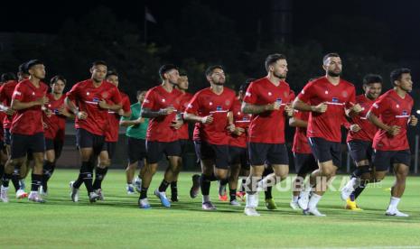 Sejumlah pemain Timnas Indonesia melakukan pemanasan saat latihan di lapangan Thor, Surabaya, Jawa Timur, Selasa (5/9/2023). Latihan tersebut digelar sebagai persiapan jelang FIFA Matchday melawan Timnas Turkmenistan pada 8 September di Stadion Gelora Bung Tomo, Surabaya. 