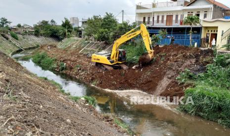 Ekskavator mengeruk sedimentasi atau endapan lumpur di sungai. ilustrasi