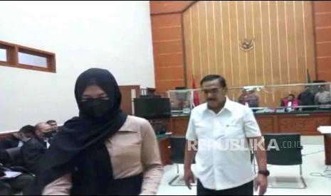 Irjen Pol (Purn) Maman Supratman (baju putih) ayah AKBP Dody Prawiranagara dan Rakhma Darma Putri selaku istri dari Dody Prawiranagara saat menjadi saksi kasus penjualan barang bukti narkotika jenis sabu di PN Jakarta Barat. Keduanya menjadi saksi meringankan untuk terdakwa Dody Prawiranagara, Rabu (15/3/2023).