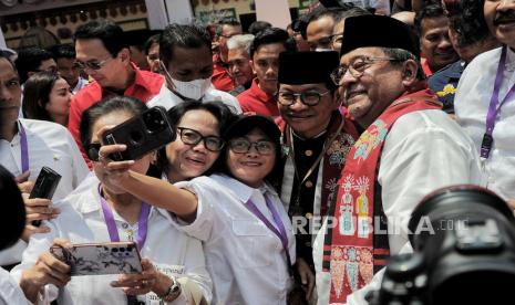 Pramono Anung (kedua kanan) dan Rano Karno (kanan) berswafoto dengan relawan usai mendaftarkan diri di kantor KPU DKI Jakarta, Rabu (28/8/2024).