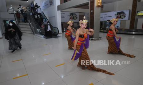 Sejumlah penari menampilkan tarian tradisional Golek Sukoreno di Bandara Adi Soemarmo, Boyolali, Jawa Tengah, Jumat (12/11/2021). Pertunjukan tarian tradisional Jawa tersebut bertujuan untuk meningkatkan kecintaan masyarakat terhadap tarian tradisional sebagai kekayaan budaya bangsa. 