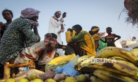 Puasa Wujud Persatuan Umat Islam. Sejumlah warga berkumpul di jalan menunggu waktu berbuka puasa di salah satu tempat pengungsian, Mogadishu, Somalia Jumat (16/4). Di bulan suci Ramadhan, pengungsi internal ini mengandalkan bantuan makanan untuk bertahan hidup. Mogadishu yang merupakan Ibu Kota Somalia itu adalah rumah bagi lebih dari setengah juta pengungsi internal yang tinggal di tempat pengungsian padat dengan sanitasi yang buruk dan beresiko menyebarkan virus Corona. (AP Photo/Farah Abdi Warsameh)