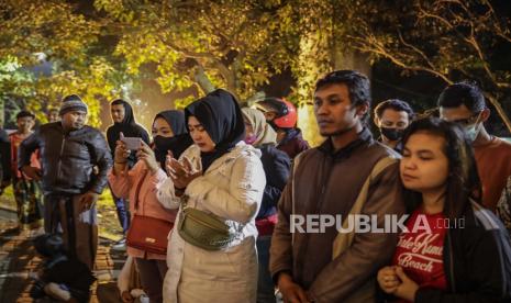 Kerabat korban di luar Stadion Kanjuruhan di Malang, Jawa Timur, 04 Oktober 2022. Menurut Menteri Koordinator Politik, Hukum, dan Keamanan Indonesia Mahfud MD, pemerintah membentuk tim investigasi independen setelah setidaknya 125 orang tewas kerusuhan dan injak-injak menyusul pertandingan sepak bola antara Arema FC dan Persebaya Surabaya di Jawa Timur pada 01 Oktober 2022. Berkaca dari Tragedi Kanjuruhan, Nasyiatul Aisyiyah Usulkan Tribun Khusus Perempuan