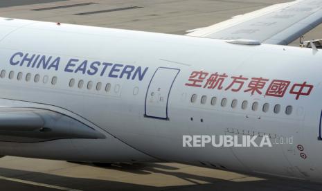  Papan nama pada pesawat penumpang China Eastern Airlines Airbus A330-243 di bandara Frankfurt, Frankfurt, Jerman, 08 Februari 2018 (diterbitkan kembali 21 Maret 2022). Perekam suara kokpit China Eastern dibawa ke Beijing untuk analisis sebab kecelakaan. Ilustrasi. 