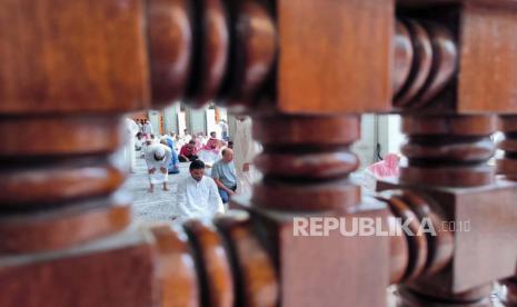 Jamaah dari berbagai negara melaksanakan sholat sunnah sambil menunggu waktu sholat Dzuhur di Masjid Quba, Madinah, Arab Saudi pada Sabtu (15/7/2023).