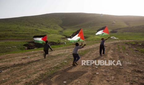 Sekelompok pemukim Israel menyerang dan merusak sekolah Palestina di dekat desa Deir Dibwan, sebelah timur Ramallah