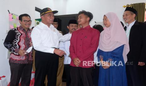 Menteri Koordinator Bidang Pembangunan Manusia dan Kebudayaan (Menko PMK) Muhadjir Effendy (kedua kiri) didampingi Kepala BKKBN pusat Hasto Wardoyo (kiri) berdialog dengan pasangan calon pengantin saat kunjungan kerja ke kantor KUA Temanggung, Jawa Tengah, Selasa (8/11/2022). Muhadjir Effendy memerintahkan pihak terkait untuk menurunkan jumlah penderita stunting, meningkatkan taraf belajar anak dan mencegah perkawinan usia dini. 