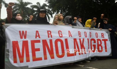 Massa yang tergabung dalam Forum Masyarakat Peduli Bogor melakukan aksi damai penolakan terhadap keberadaan Lesbian, Gay, Biseksual, dan Transgender (LGBT) di Plaza Balaikota, Kota Bogor, Jawa Barat, Jumat (14/7/2023). Mereka mendesak Wali Kota Bogor menerbitkan peraturan wali kota sebagai peraturan pelaksana atas Peraturan Daerah Nomor 10 Tahun 2021 tentang pencegahan dan penanggulangan perilaku penyimpangan seksual serta menolak berbagai kegiatan yang dilakukan komunitas LGBT. 