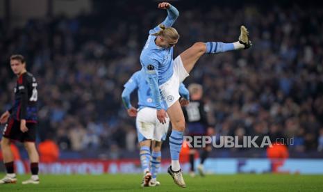 Pemain Manchester City Erling Haaland melakukan selebrasi seusai mencetak gol saat pertandingan sepak bola leg kedua babak enam belas Liga Champions melawan Copenhagen, di Stadion Etihad di Manchester, Inggris, Kamis (7/3/2024) WIB. The Citizen berhasil menang 3-1 atas Copenhagen. Gol City dicetak Manuel Akanji menit ke-5, Julian Alvarez menit ke-9 dan Erling Haaland menit ke-48. Satu gol Copenhagen dicetak Mohamed Elyounoussi di menit ke-29. Atas hasil ini City melaju ke babak perempat final Liga Champions.