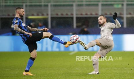 Marcelo Brozovic dari Inter Milan, kiri, menantang bola dengan Maycon dari Shakhtar selama pertandingan sepak bola grup B Liga Champions antara Inter Milan dan Shakhtar Donetsk di stadion San Siro di Milan, Italia, Rabu, 9 Desember 2020. 