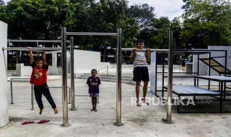 Anak-anak saat bermain di Taman Puring, Jakarta, Selasa (6/4). Taman Puring kembali dibuka di tengah masa Pemberlakuan Pembatasan Kegiatan Masyarakat (PPKM) Mikro, sebanyak tiga hutan kota dan 25 taman kota di DKI Jakarta telah dibuka kembali untuk umum. Republika/Putra M. Akbar