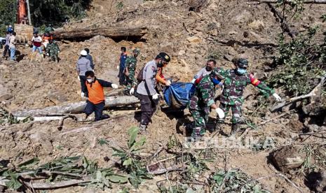 Petugas gabungan dari TNI, Polri dan BPBD Kabupaten Tapanuli Selatan mengevakuasi jenazah korban tanah longsor di areal proyek pembangunan Pembangkit Listrik Tenaga Air (PLTA) Batang Toru, Kecamatan Batang Toru, Kabupaten Tapanuli Selatan, Sumatera Utara, Jumat (30/4/2021). 