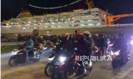 Ratusan pemudik motor tiba di Pelabuhan Panjang, Bandar Lampung. Menhub Budi Karya sebut Pelabuhan Panjang, Lampung jadi alternatif arus balik ke Jawa.