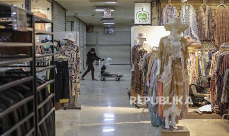 Suasana salah satu pusat perbelanjaan di kawasan Kuningan, Jakarta, Kamis (18/2/2021). Masih tingginya penyebaran covid-19 membuat kalangan menengah atas masih menahan untuk berbelanja. Hal ini berpengaruh pada target pertumbuhan ekonomi.