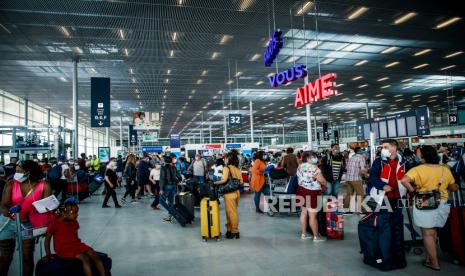  Penumpang yang mengenakan masker di bandara Orly, dekat Paris, Prancis, 26 Juni 2020. Saham-saham Prancis ditutup sedikit lebih tinggi pada perdagangan Senin (29/6)