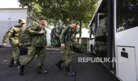 Presiden Rusia Vladimir Putin pada Kamis (6/10/2022) menandatangani dekrit yang mengecualikan mahasiswa, kandidat doktor, dan dokter residen bergabung dengan pasukan cadangan.