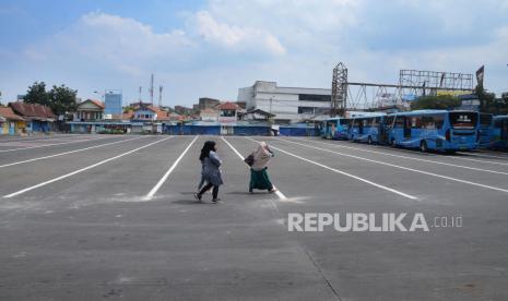 Suasana Terminal Cicaheum Kota Bandung, sepi tidak ada aktivitas penumpang bus antar kota dan provinsi, Jumat (14/5). Adanya ketegasan larangan mudik Idul Fitri 1442 H oleh pemerintah membuat aktivitas terminal bus terhenti sementara waktu.