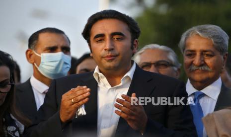 Menteri Luar Negeri (Menlu) Pakistan Bilawal Bhutto Zardari meminta dunia terlibat dengan Taliban. Ia memperingatkan konsekuensi berbahaya jika penguasa Afghanistan kembali diisolasi.