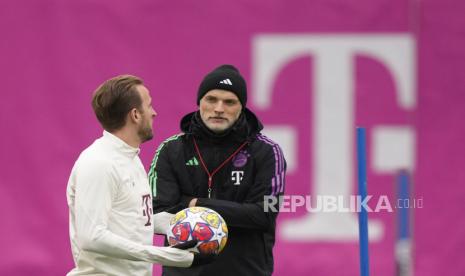 Pelatih Bayern Munchen Thomas Tuchel (kanan) berbicara dengan Harry Kane pada sesi latihan menjelang menghadapi Lazio pada leg kedua 16 besar Liga Champions di Stadion Allianz, Munchen. 