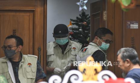 Sejumlah penyidik KPK menggeledah rumah Sekjen PDI Perjuangan Hasto Kristiyanto di Villa Taman Kartini, Bekasi, Jawa Barat, Selasa (7/1/2025). Penyidik KPK menggeledah rumah Hasto Kristiyanto yang ditetapkan sebagai tersangka karena diduga terlibat dalam kasus suap terhadap Komisioner KPU Wahyu Setiawan dan perintangan penyidikan pada kasus Harun Masiku. 