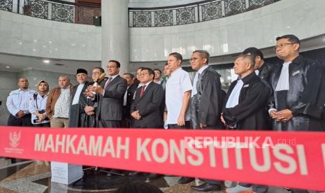 Tim Anies Baswedan-Muhaimin Iskandar AMIN menyampaikan keterangan pers usai sidang perdana gugatan sengketa Pemilu di Gedung MK, Jakarta, Rabu (27/3/2024). 