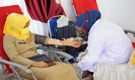 Seorang Aparatur Sipil Negara (ASN) mendonorkan darahnya pada kegiatan donor darah. Di tengah pandemi Covid-19 jumlah pendonor darah di PMI Karawang minim. Ilustrasi.