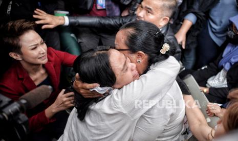 Orang tua dari Brigadir Nofriansyah Yosua Hutabarat, Rosti Simanjuntak memeluk anaknya usai mendengarkan sidang vonis terhadap terdakwa Ferdy Sambo di Pengadilan Negeri Jakarta Selatan, Senin (13/2/2023). Majelis Hakim menjatuhkan vonis terhadap terdakwa Ferdy Sambo dengan hukuman mati.