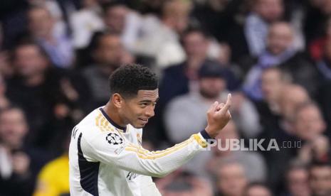 Real Madrid Jude Bellingham celebrates after scoring his side second goal during the Champions League Group C soccer match between Real Madrid and Napoli at the Santiago Bernabeu stadium in Madrid, Spain, Wednesday, Nov. 29, 2023. 