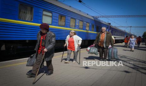 Orang-orang berjalan menuju kereta evakuasi di stasiun kereta api Pokrovsk, Ukraina timur, Sabtu, 11 Juni 2022. Rusia pada Ahad (3/7/2022) mengatakan pasukan serta sekutu-sekutunya telah mengambil alih kendali di wilayah Luhansk di Ukraina timur setelah mereka merebut benteng pertahanan terakhir Ukraina, Lysychansk. 