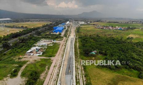 Foto udara suasana pemasangan rel untuk kereta cepat di depo Tegalluar, Kabupaten Bandung, Jawa Barat, Senin (11/10/2021). PT KCIC mencatat, progres pembangunan Kereta Cepat Jakarta-Bandung per minggu keempat September 2021 sudah mencapai 79 persen dengan memprioritaskan percepatan pembangunan untuk mengejar ketertinggalan progres akibat dampak dari COVID-19. 