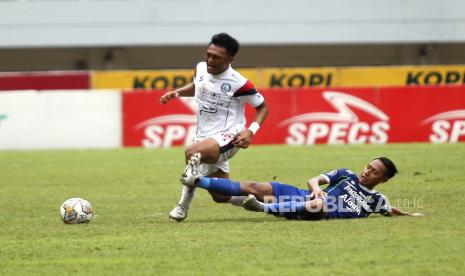 Pesepak bola Persib Bandung Beckham Putra (kanan) berusaha mengambil bola dari pesepak bola Arema FC Rizky Dwi (kiri) dalam pertandingan lanjutan BRI Liga 1 di Stadion Pakansari, Kabupaten Bogor, Jawa Barat, Kamis (23/2/2023).  